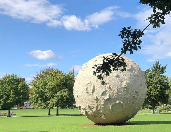 Kunstobjekt "Mond" im Gartentr&auml;ume-Park Herrenbreite