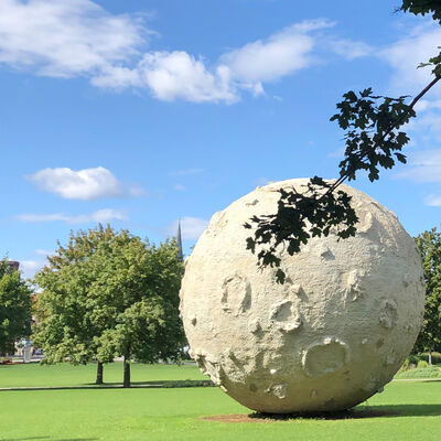 Bild vergrößern: Kunstobjekt "Mond" im Gartenträume-Park Herrenbreite