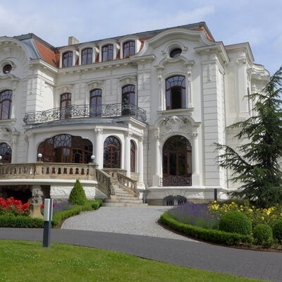 Bild vergrößern: Weie Villa
