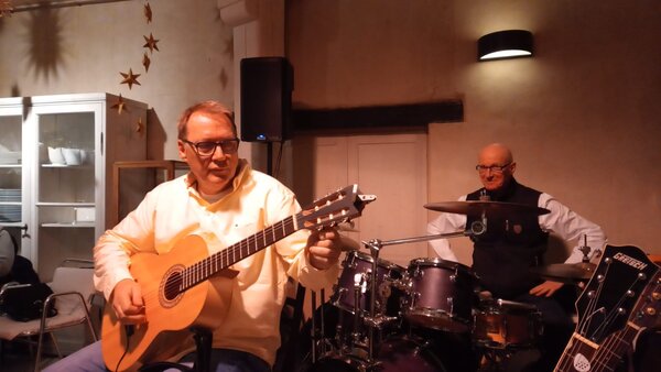 Bild vergr&ouml;&szlig;ern: Steffen "Murphy" Wendel und Uwe Schmidt laden zum Instrumental-Konzert in die Sternwarte ein.