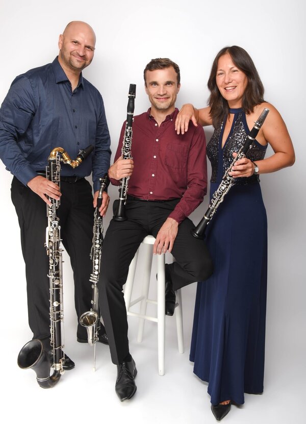 Bild vergr&ouml;&szlig;ern: Das Klarinettentrio Schmuck spielt bei der "Stunde der Musik".