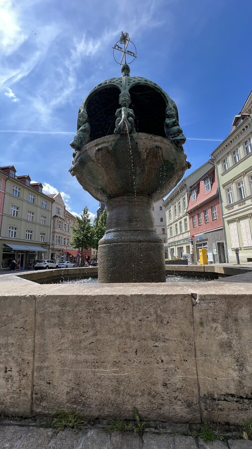 Bild vergr&ouml;&szlig;ern: Der Hennebrunnen von Georg Wrba.