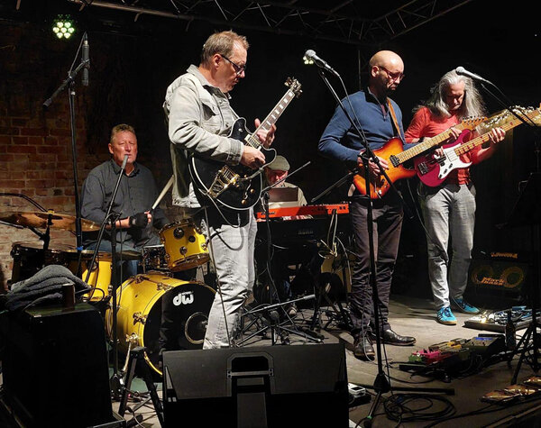 Bild vergr&ouml;&szlig;ern: Die Band "HausDREI" spielt im Museumshof Aschersleben.