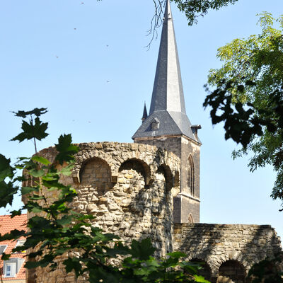 Teil der Stadtbefestigungsanlage mit Stephanikirche im Hintergrund