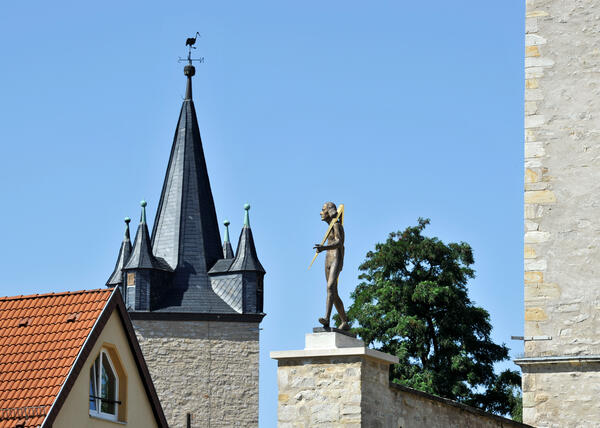 Bild vergrößern: Adam Olearius Denkmal am Johannistorturm