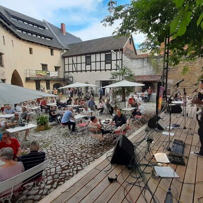 Bild vergrößern: Musiker spielen im Kunstquartier Grauer Hof zur Fête de la musique