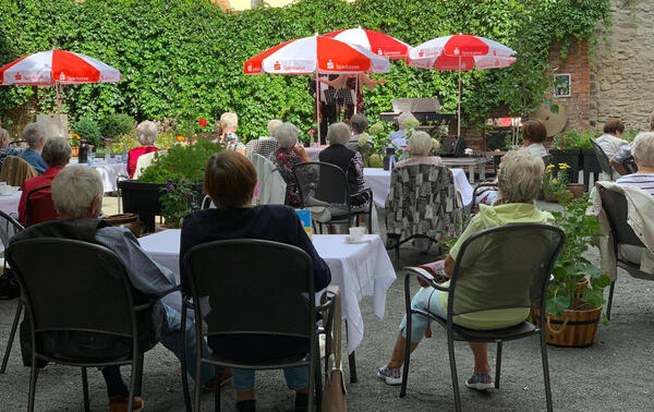 Kaffee im Café - Open Air im Aschersleber Museumshof