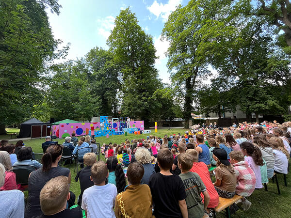 Bild vergrößern: Kindertheater auf der grünen Wiese im Stadtpark
