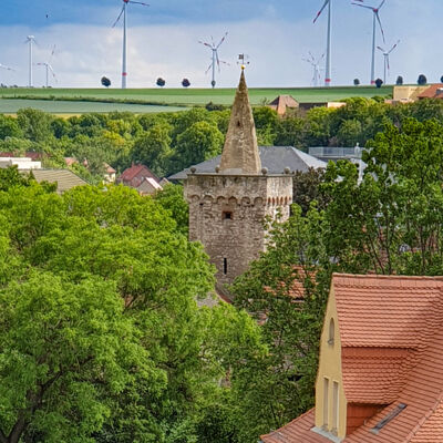 Blick von oben auf die Türme Ascherslebens