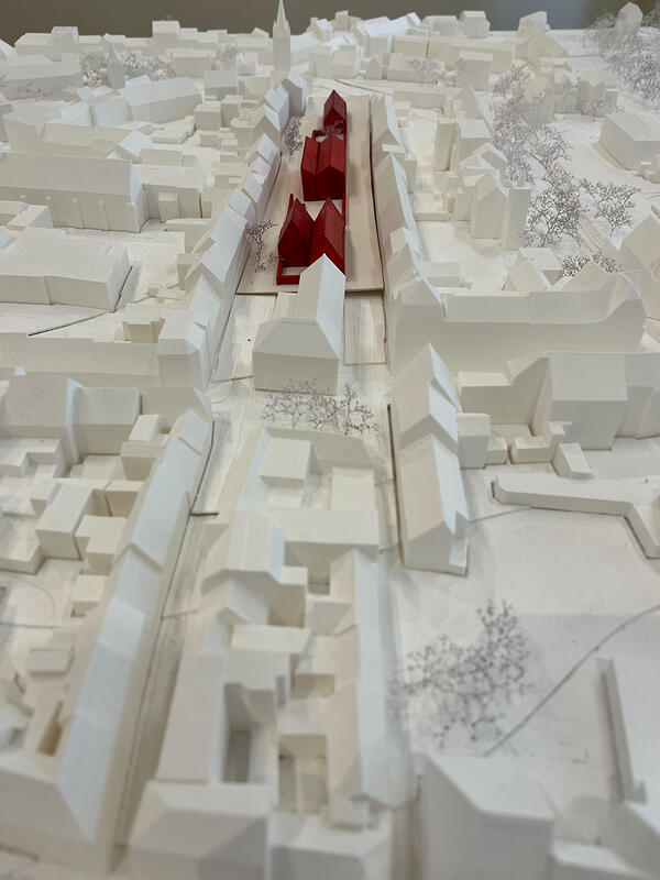 Bild vergrößern: Kleine Modelle einer Kulturinsel von Architekturstudenten der TU Dresden können zur Ansicht in das große Stadtmodell integriert werden.